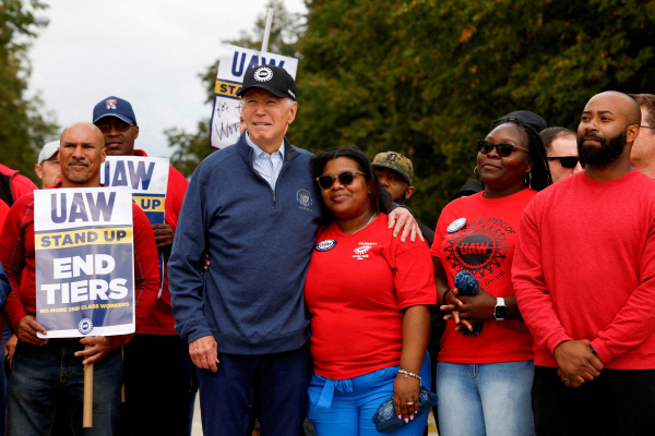 조 바이든 미국 대통령이 UAW 파업 현장에 참석해 기념사진을 촬영하고 있다. 사진=연합뉴스