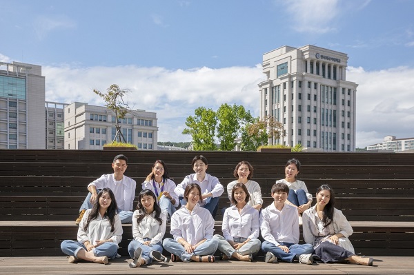 사이버한국외국어대학교 TESOL대학원생들이 교내에서 기념촬영을 하고 있는 모습. 사진=사이버한국외국어대학교 제공