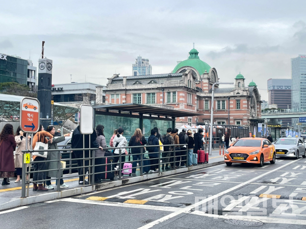 28일 오전 11시경 서울역 앞 택시 정류장에서 택시를 기다리는 승객들. 사진=권영현 기자